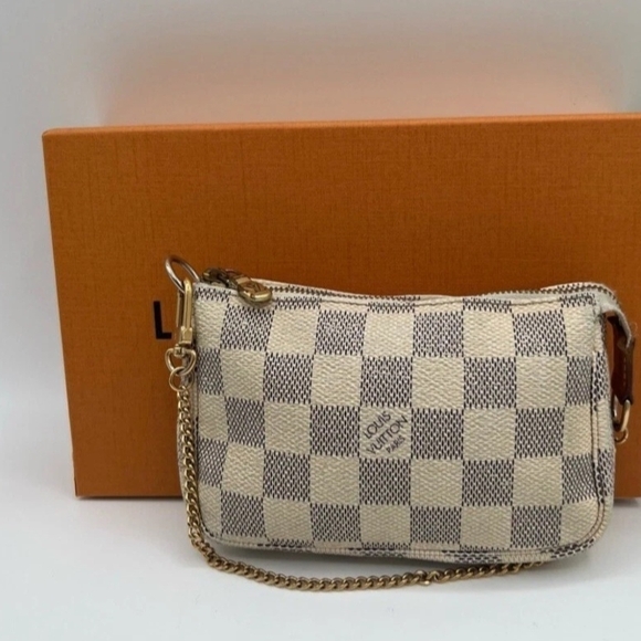 Louis Vuitton Cream and Bleu Clutch with Signature Style - Picture 2 of 15